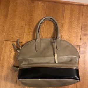 Innue zippered leather tote!